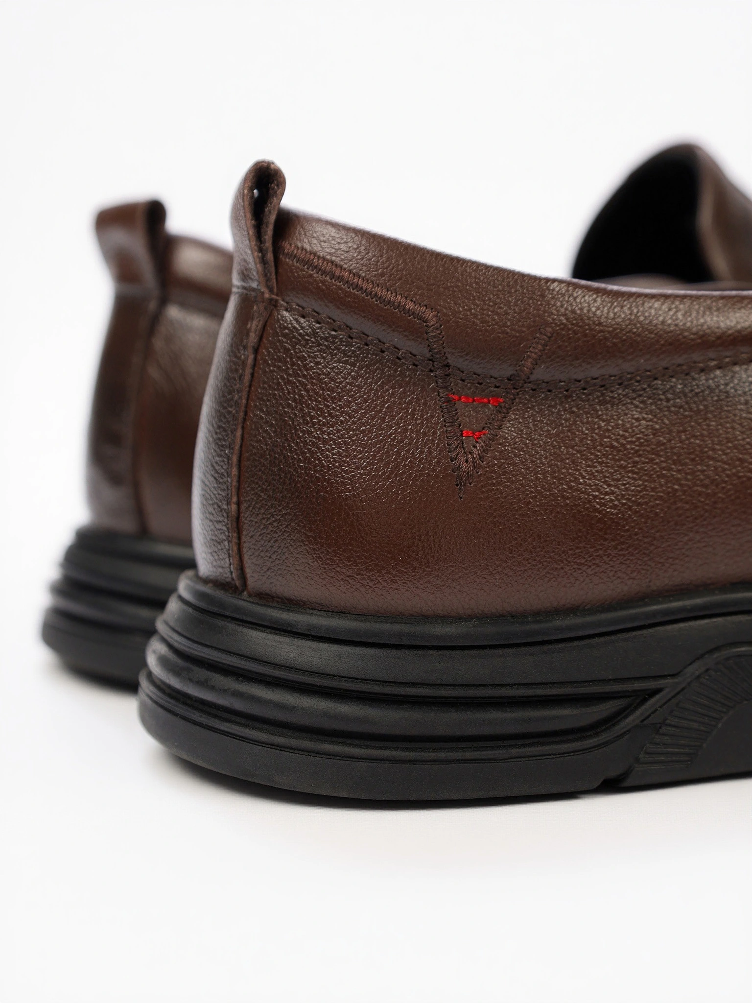 Туфли коричневого цвета с эластичными вставками